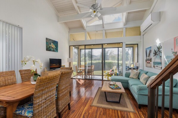 Smart TV, books - Spacious Family Retreat Overlooking Golf Course (Kahuku)