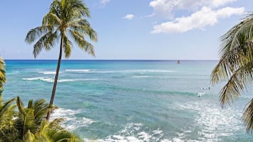 Beach nearby, sun loungers, beach towels