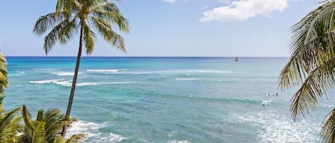 Perto da praia, espreguiçadeiras, toalhas de praia