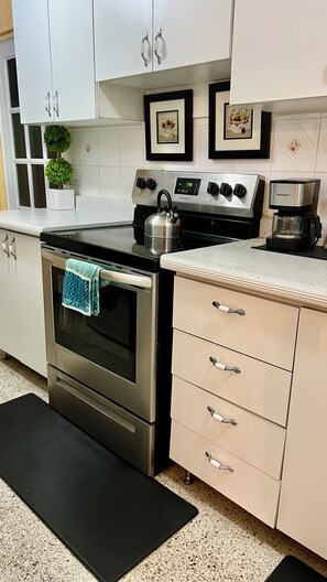 Micro-ondes, four, plaque de cuisson