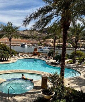 Alberca al aire libre y alberca climatizada