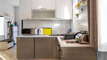 Fridge, oven, dishwasher, coffee/tea maker