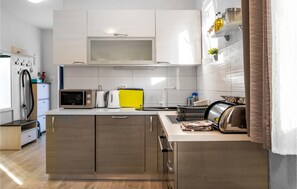 Réfrigérateur, four, lave-vaisselle, cafetière/bouilloire