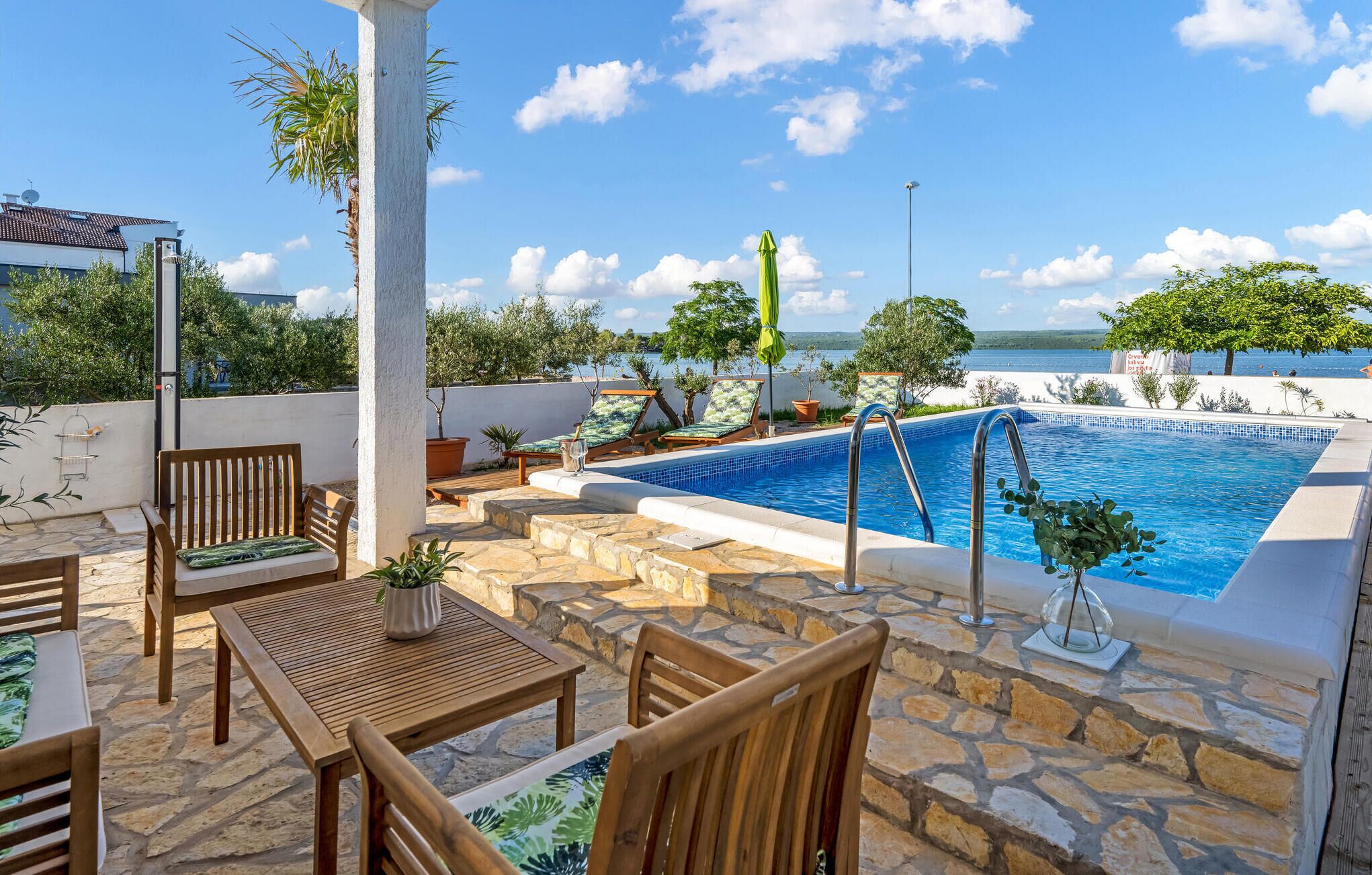 حمّام سباحة خارجي