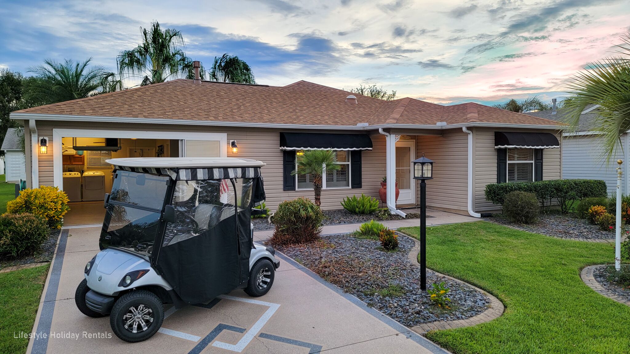 Beautiful layout, only 2 miles from Lake Sumter Square, and includes golf cart!