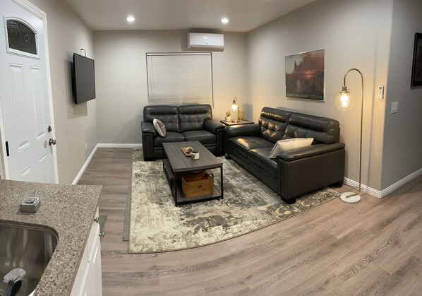 Living area - Private Bungalow Under the Oaks (Simi Valley)