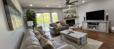 Smart TV, chimenea y tenis de mesa