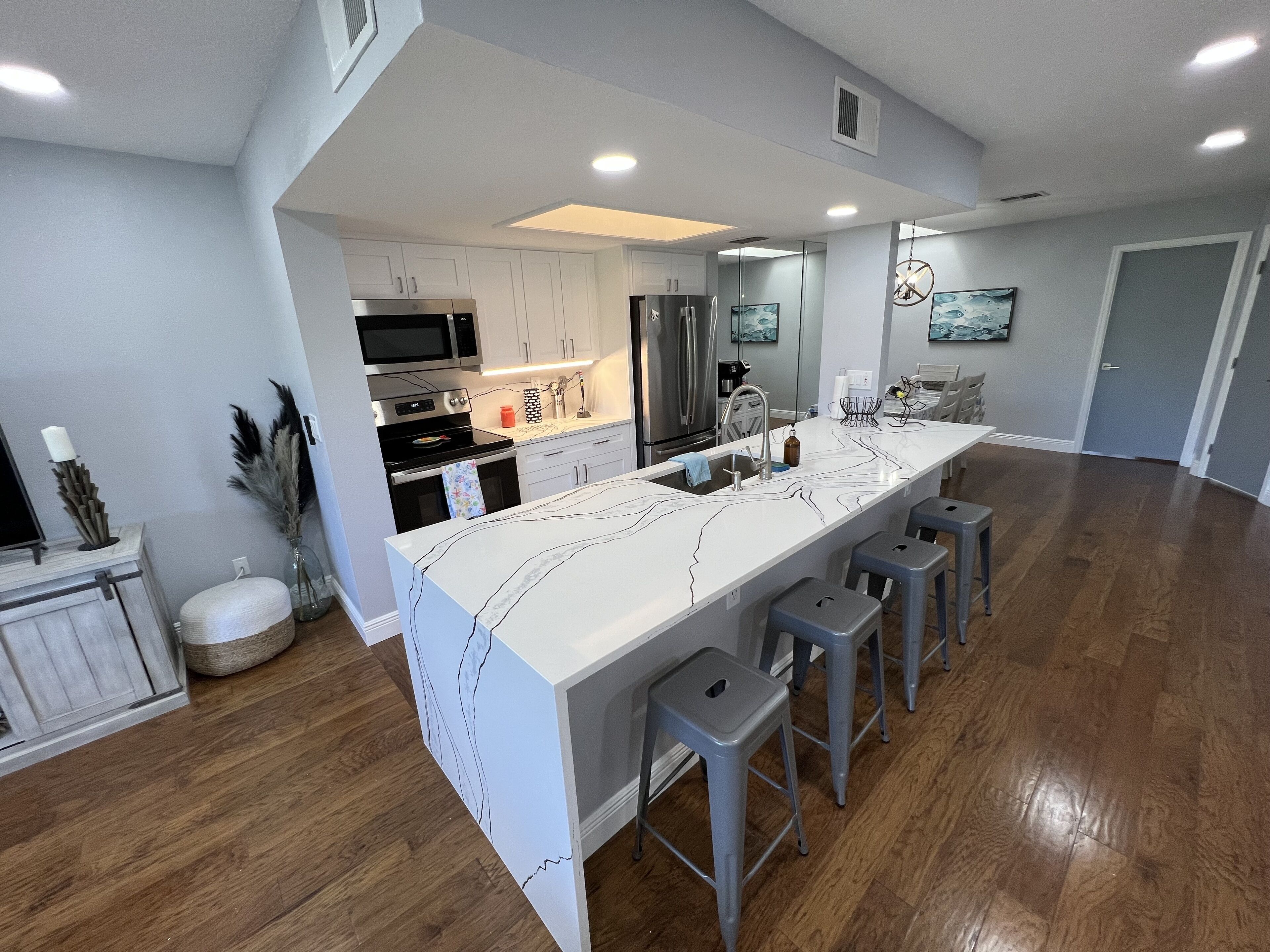 Réfrigérateur, micro-ondes, four, plaque de cuisson