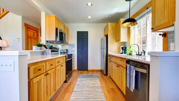 冷蔵庫、電子レンジ、オーブン、コンロ