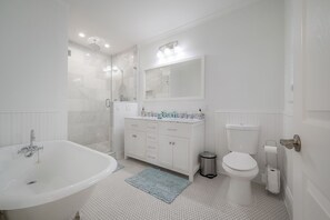 浴槽、ヘアドライヤー、タオル、石鹸