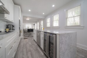 Fridge, microwave, oven, stovetop - XMAS OFF BAYSHORE! Luxury 4/3 with Pool, Outdoor Kitchen, Steps off Bayshore (Tampa)