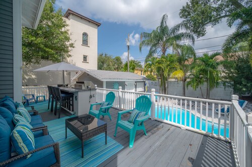XMAS OFF BAYSHORE! Luxury 4/3 with Pool, Outdoor Kitchen, Steps off Bayshore