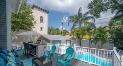 Luxury 3/ 2 with Pool, Outdoor Kitchen, Steps off Bayshore