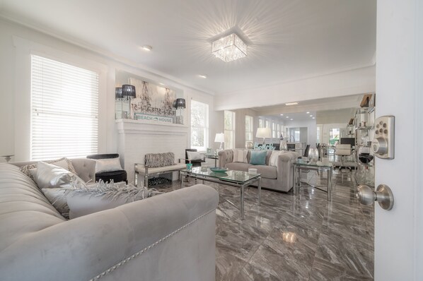 Smart TV, computer monitors, printers - XMAS OFF BAYSHORE! Luxury 4/3 with Pool, Outdoor Kitchen, Steps off Bayshore (Tampa)