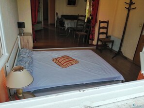3 bedrooms, desk, WiFi