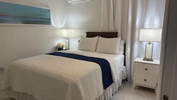 Skrivebord, strykejern/-brett, reiseseng for barn og wi-fi (inkludert)