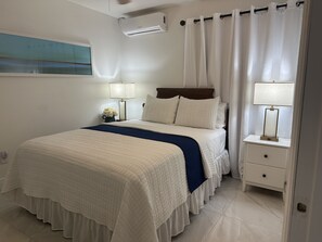 Escrivaninha, ferros/tábuas de passar roupa, berço de viagem