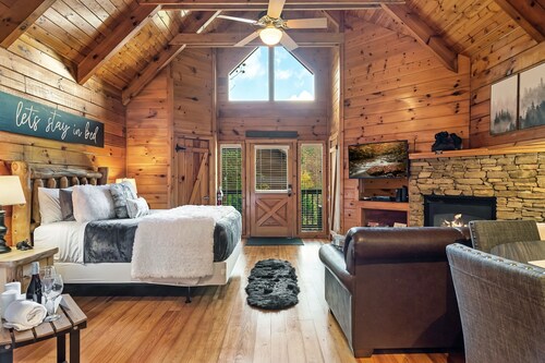 PRIVATE WATERFALL! STORYBOOK SETTING! RARE 1BR CABIN w/ HOT TUB & FIRE PIT