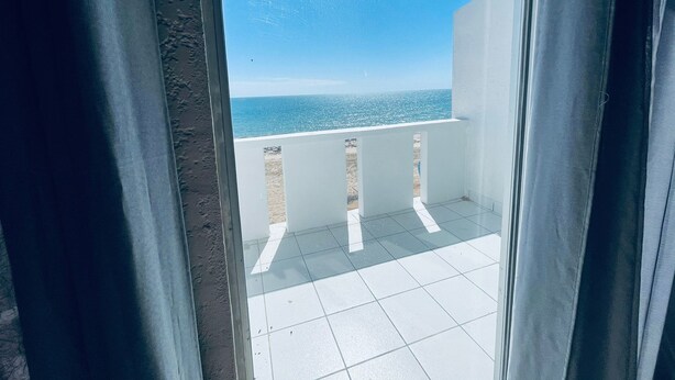 Ein Balkon mit Meerblick.