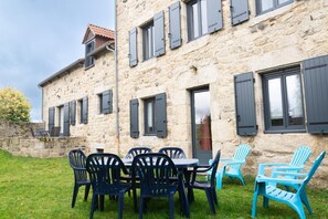 Outdoor dining - Gîtes de France 6/7 people 3 bedrooms (CHAULHAC)