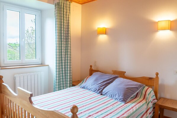 3 bedrooms, iron/ironing board, travel cot