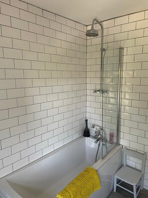 Combined shower/bathtub, hair dryer, towels, toilet paper