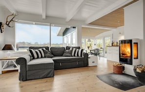 Smart TV, fireplace, DVD player