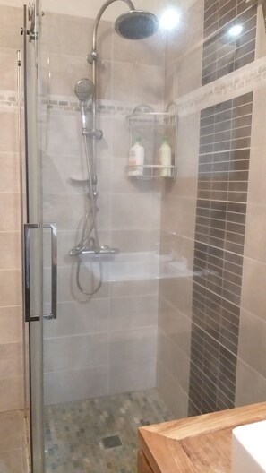 Douche, sèche-cheveux, serviettes fournies, savon