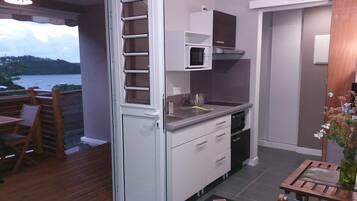 Coffee/tea maker, fridge, microwave, oven