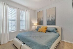 8 chambres, fer et planche à repasser, lit de bébé portatif