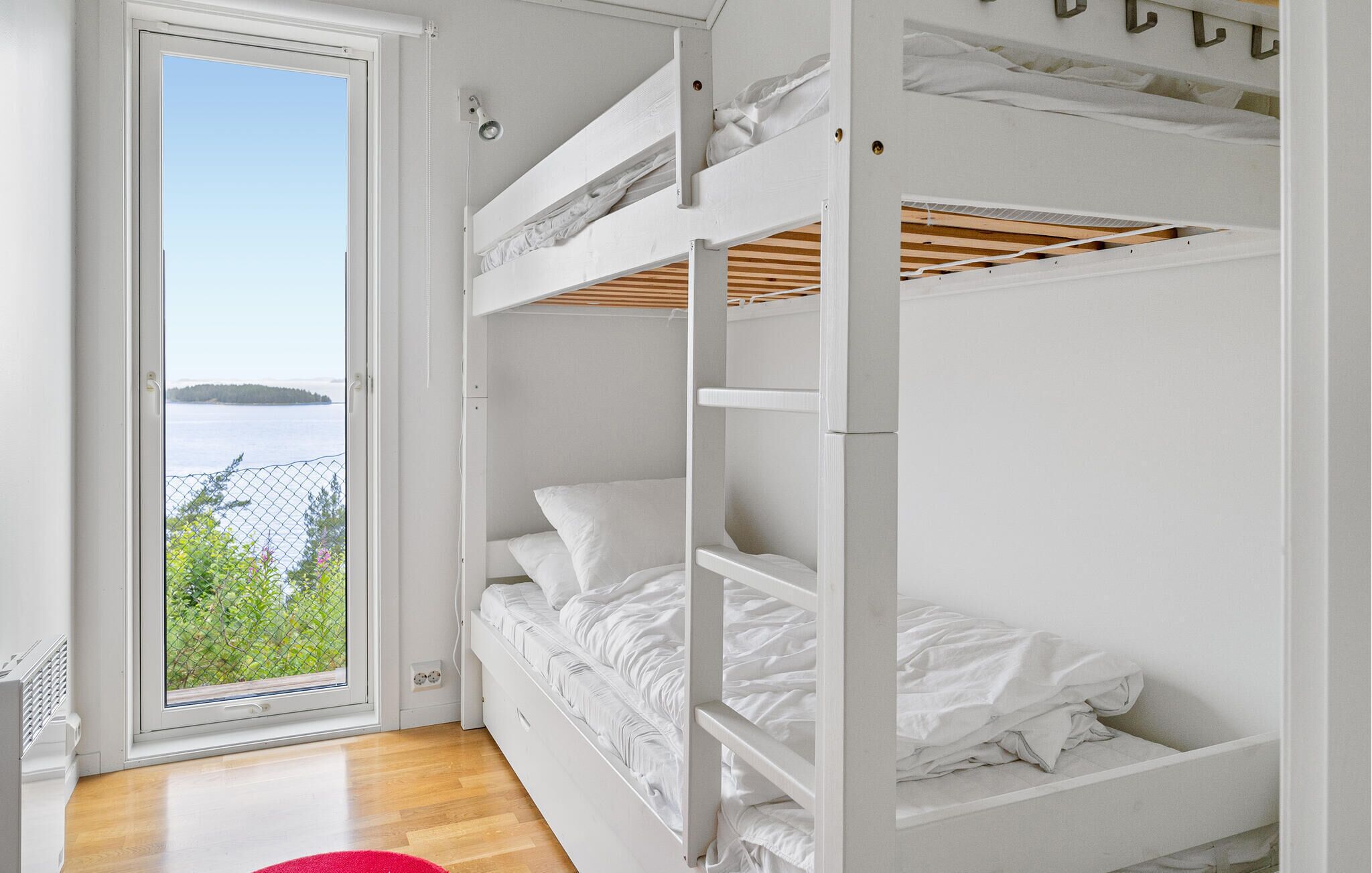 4 bedrooms, travel crib, bed sheets