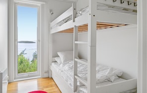 4 bedrooms, travel cot, bed sheets
