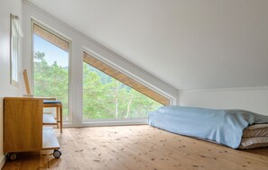 4 makuuhuonetta, vauvan matkasänky, vuodevaatteet