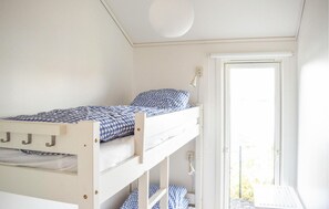 4 habitaciones, cuna de viaje y ropa de cama 