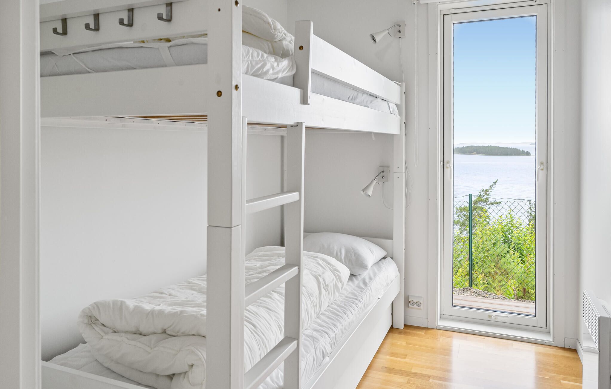 4 makuuhuonetta, vauvan matkasänky, vuodevaatteet