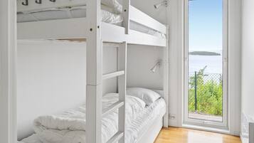 4 habitaciones, cuna de viaje y ropa de cama
