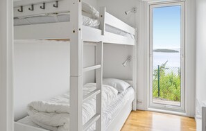 4 dormitorios, cuna de viaje, ropa de cama