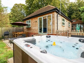 Cottage | Property grounds - Dreamwood Lodge (Bromley)
