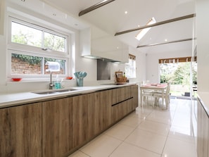 Casa de campo | Cocina privada | Refrigerador, lavavajillas, tetera eléctrica y tostadora 