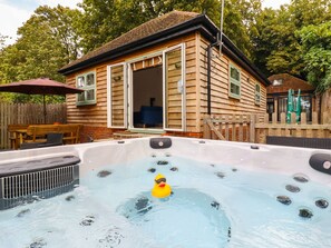 Cottage | Property grounds - Dreamwood Lodge (Bromley)