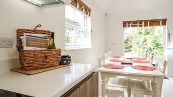 Casa de campo | Cocina privada | Refrigerador, lavavajillas, tetera eléctrica y tostadora