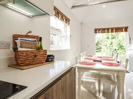 Casa de campo | Cocina privada | Frigorífico, lavavajillas, hervidor eléctrico y tostadora