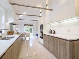 Frigorífico, lavavajillas, hervidor eléctrico y tostadora