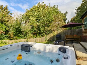 Cottage | Outdoor spa tub