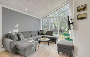 TV, fireplace - Nice home in Hurup Thy with WiFi (Hurup Thy)