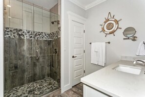 Combined shower/tub, hair dryer, towels