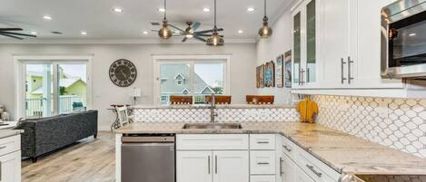 Kylskåp, mikrovågsugn, ugn och spishäll