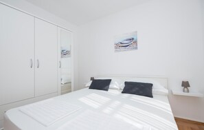 3 bedrooms, free WiFi, bed sheets