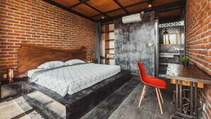 Luksus-studiosuite, 1 soverom, hageutsikt, ved basseng | Skrivebord og wi-fi (inkludert)