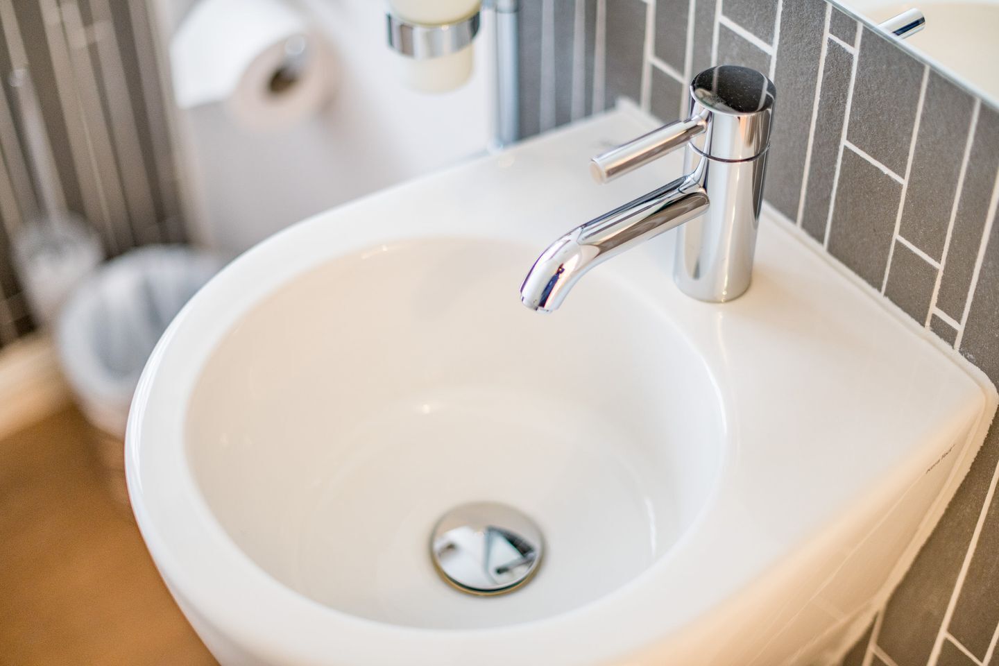Un lavabo de salle de bain avec un robinet chromé et un bac blanc.
